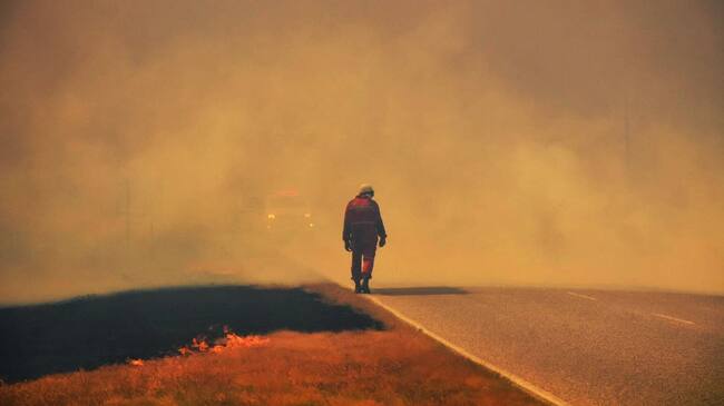 Un voluntario enfrenta el humo de los incendios forestales en Argentina