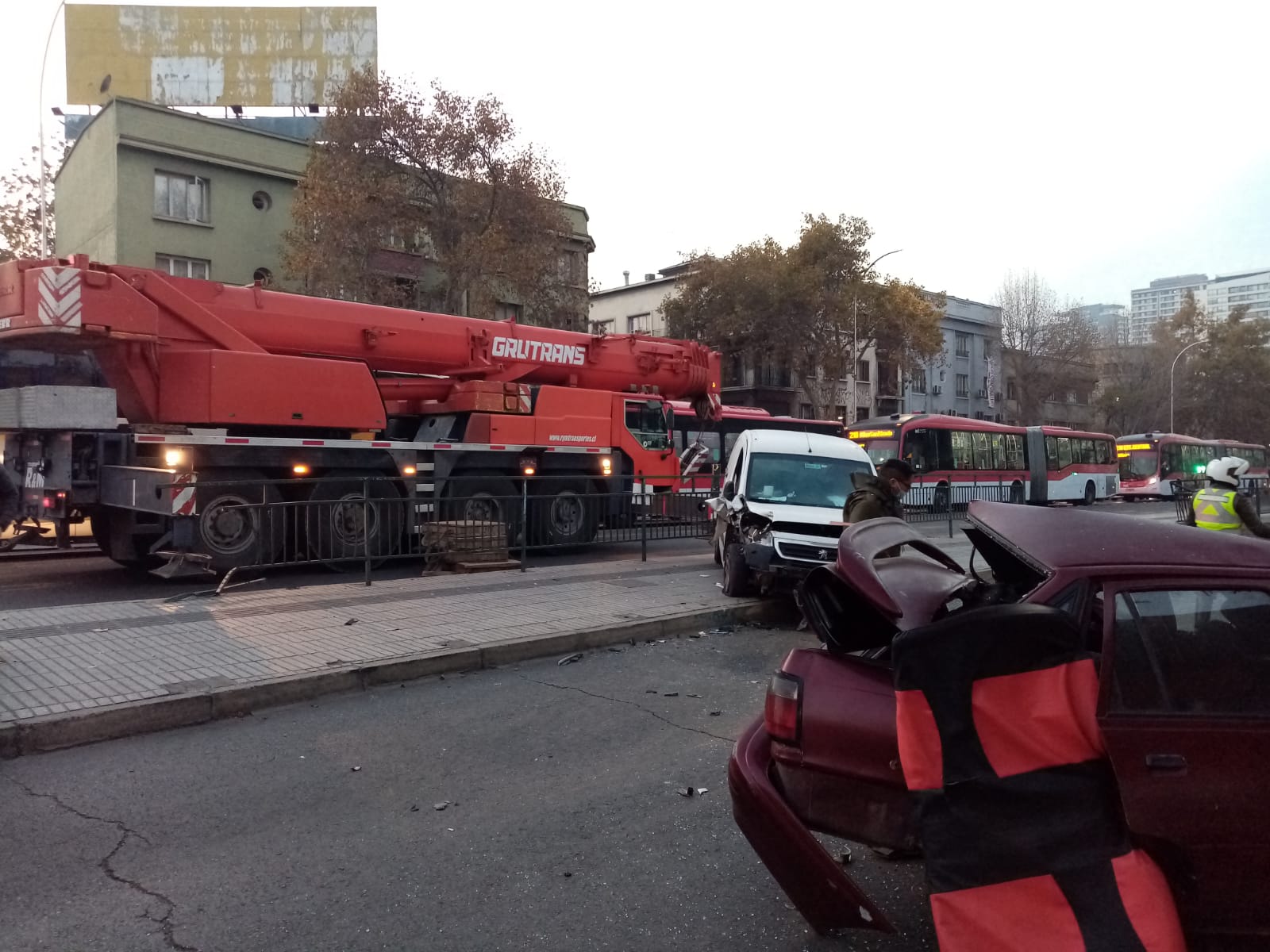 Grúa en accidente de tránsito en Santiago. / ADN.cl