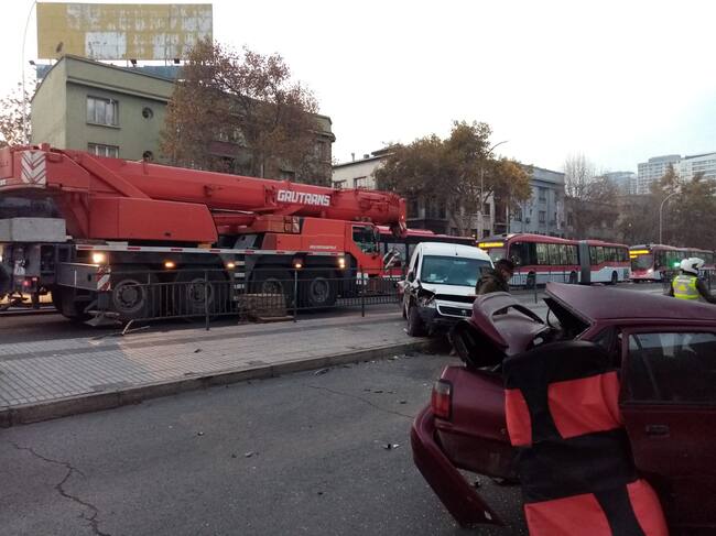 Grúa en accidente de tránsito en Santiago. / ADN.cl
