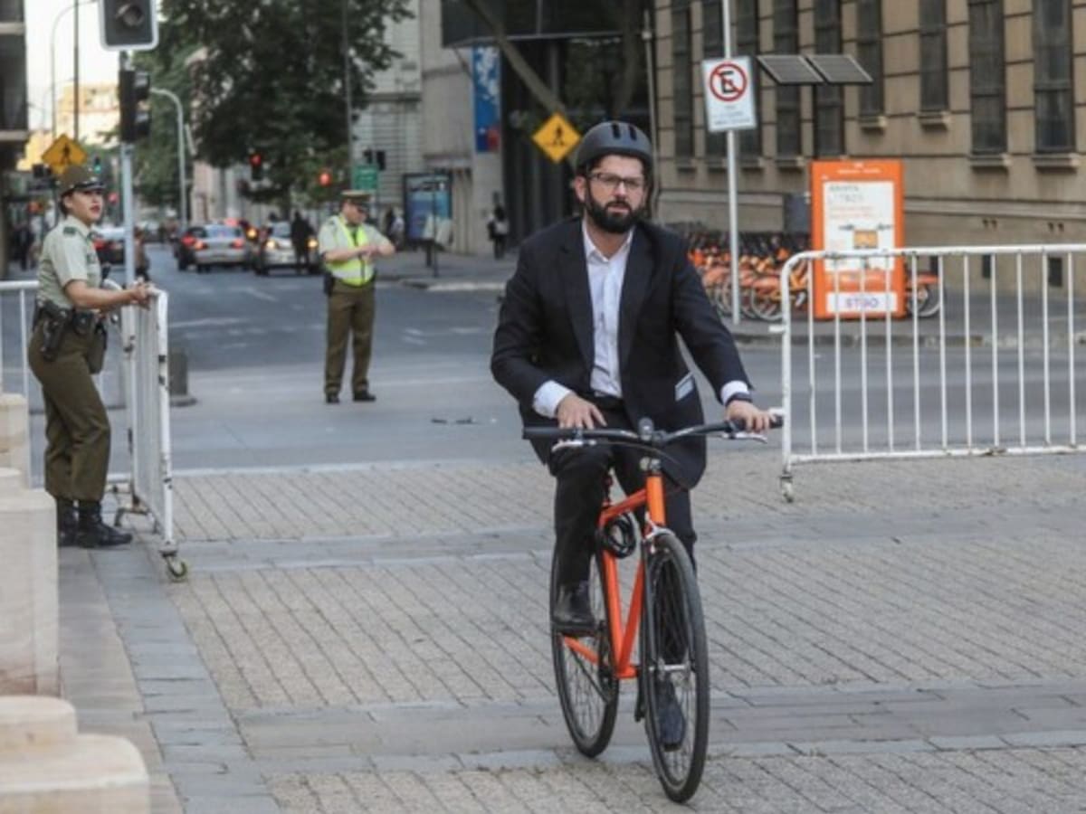 ¿Quién resguarda al Presidente Boric cuando se desplaza en bicicleta?