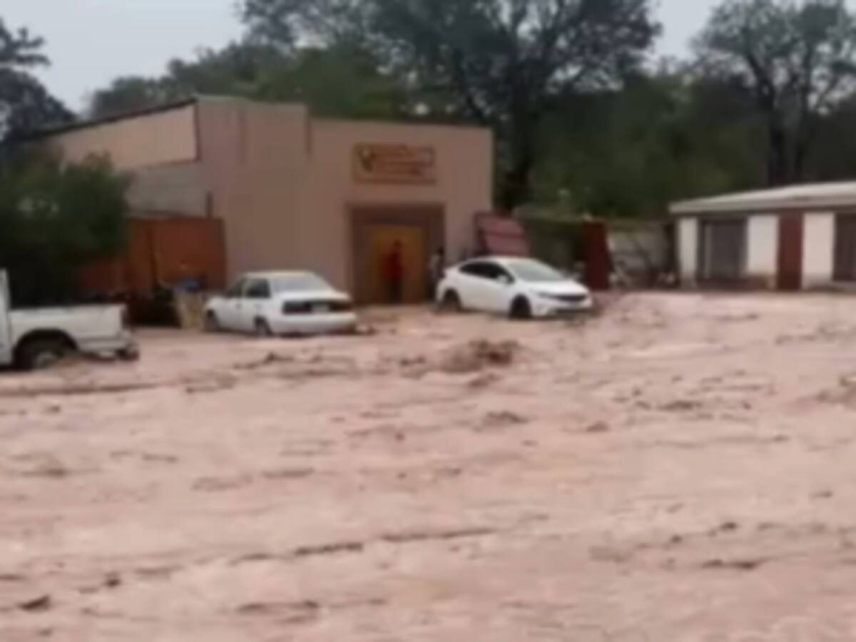 Intensa lluvia causa inundaciones en San Pedro de Atacama