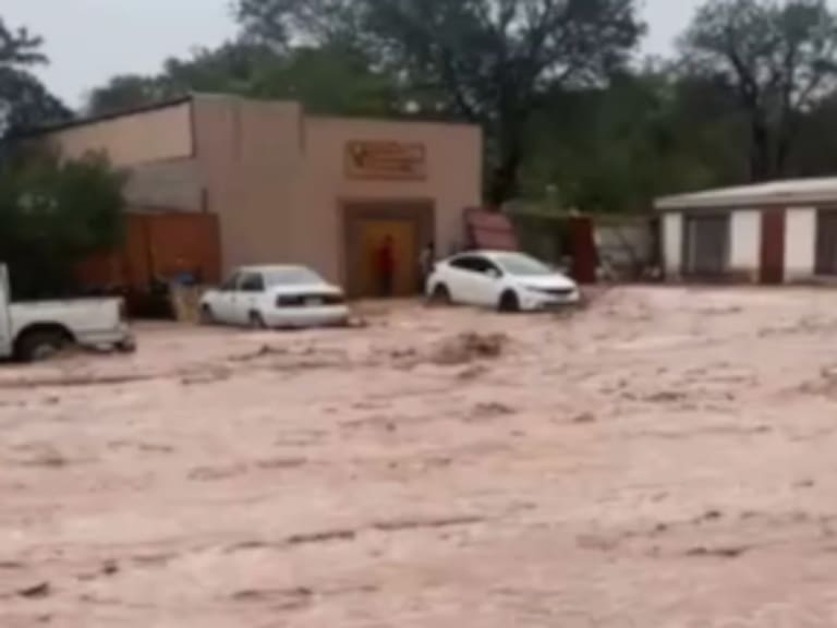 Intensa lluvia causa inundaciones en San Pedro de Atacama