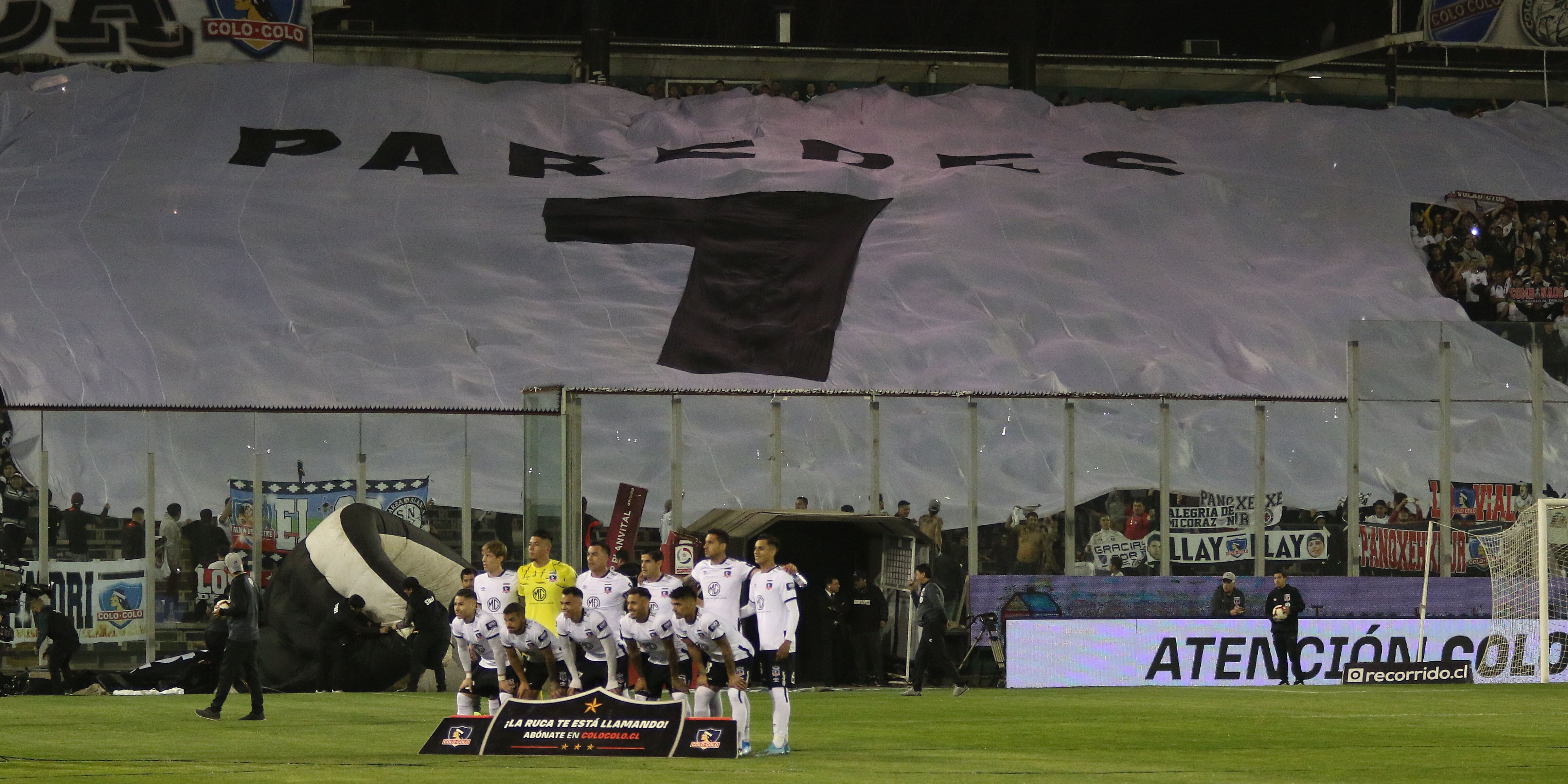 01 DE SEPTIEMBRE DE 2019/SANTIAGO
Formación de Colo Colo con la bandera de la camiseta de Esteban Paredes de fondo, durante el partido valido por la fecha 6 de la segunda rueda del Campeonato Nacional AFP PlanVital 2019, entre Colo Colo vs Cobresal, disputado en el Estadio Monumental.
FOTO: RODRIGO SAENZ/ AGENCIAUNO