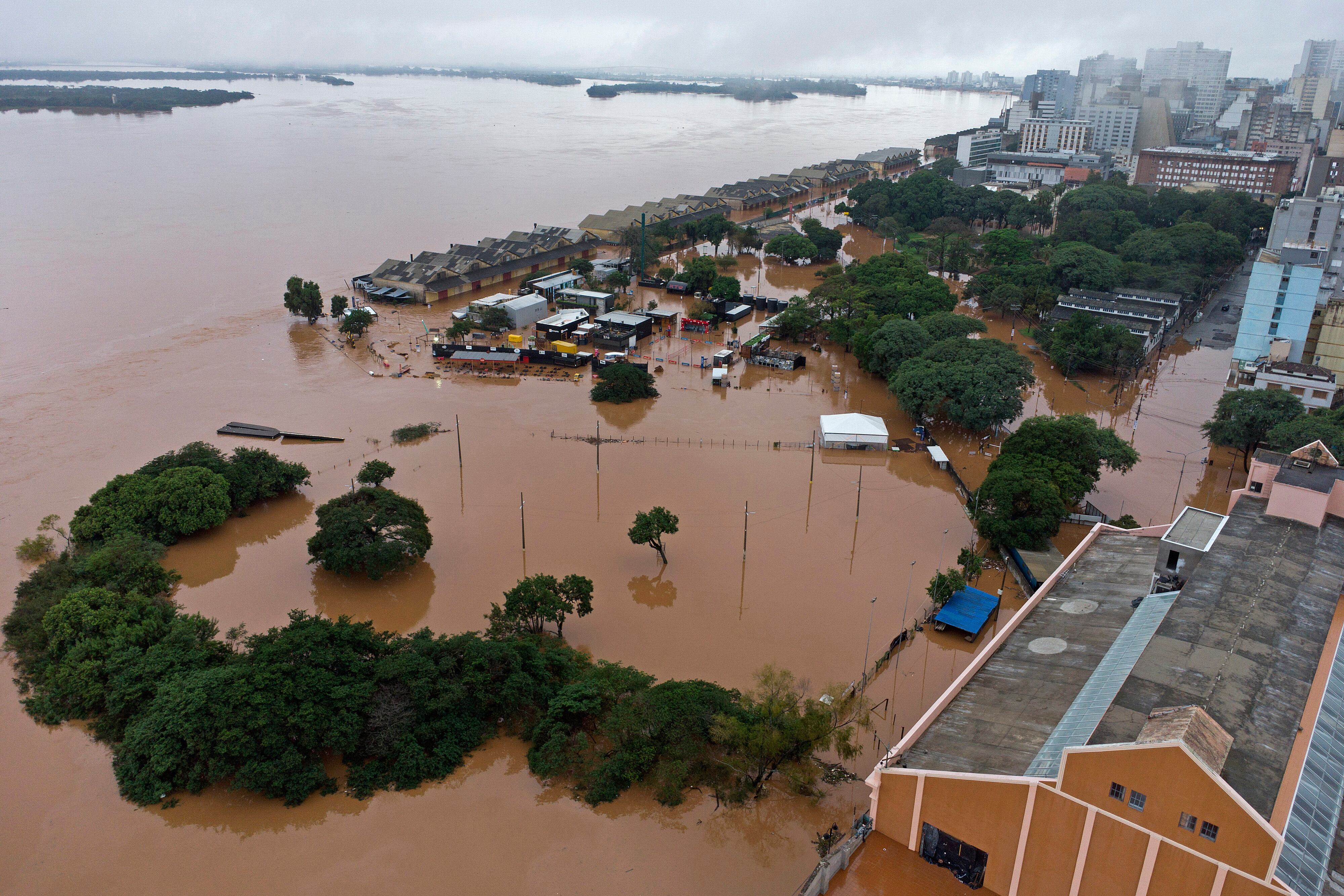 Lluvias e inundaciones golpean al sur de Brasil