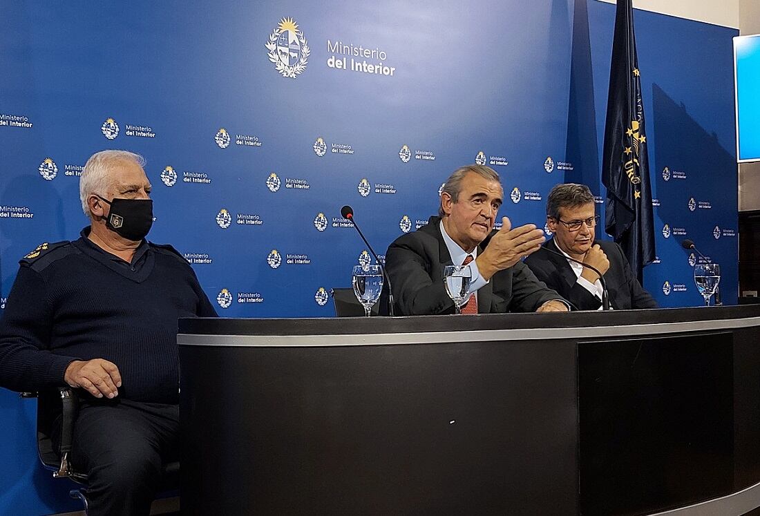Larrañaga en una conferencia de prensa en Montevideo