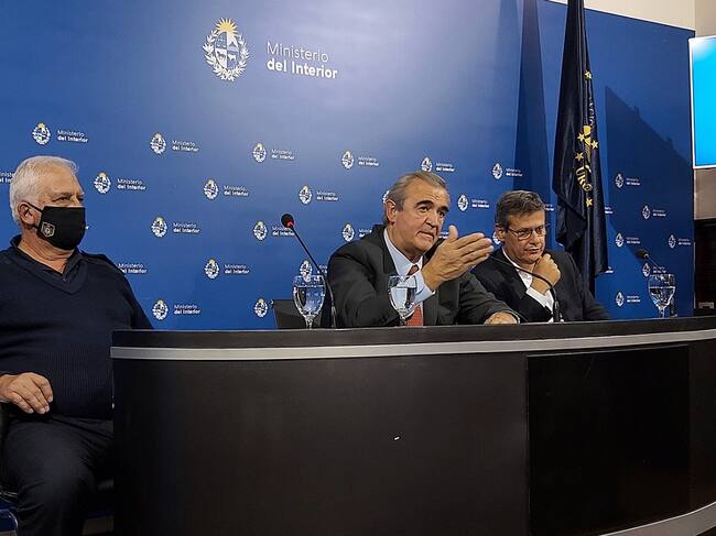 Larrañaga en una conferencia de prensa en Montevideo