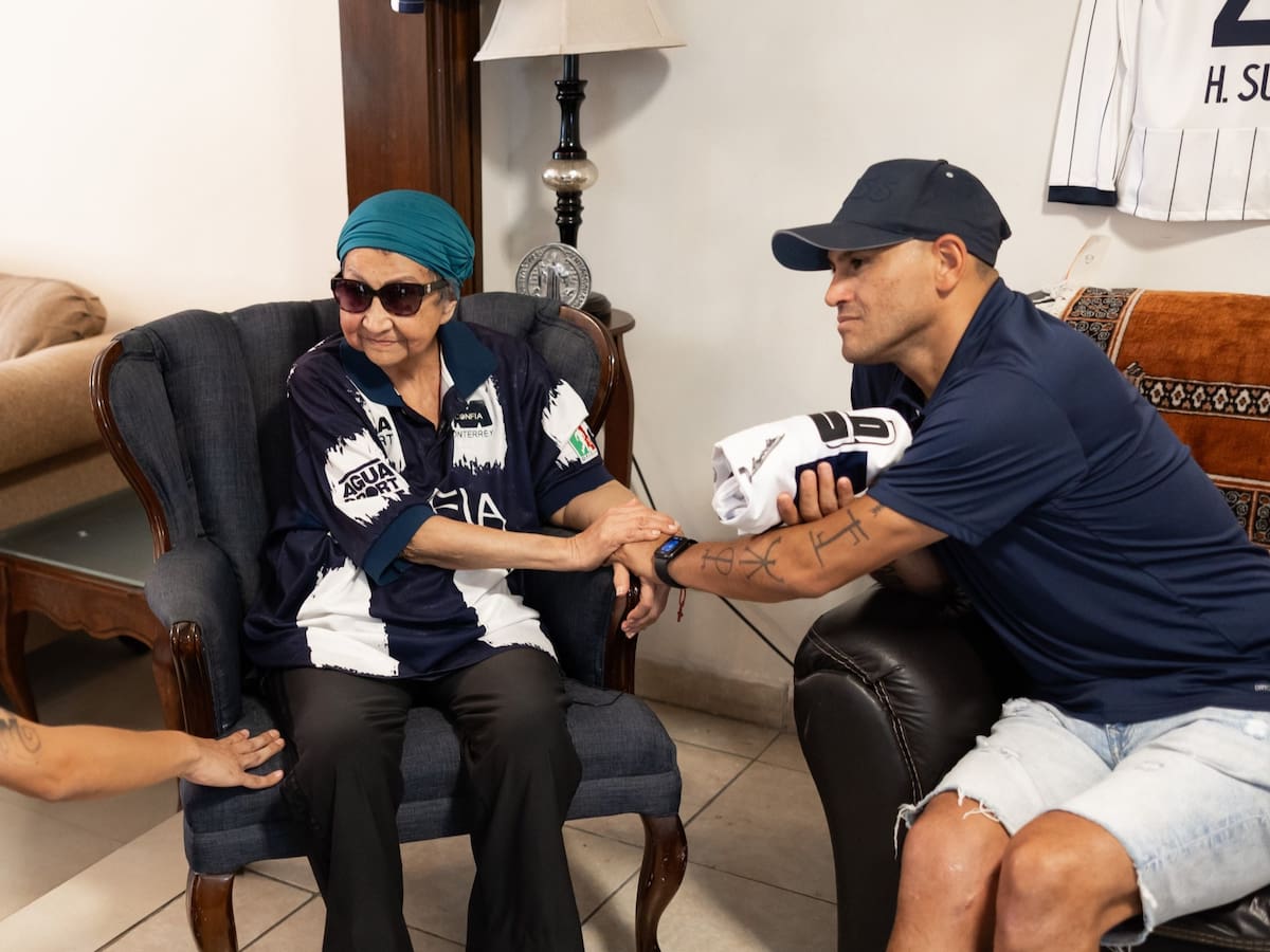 “Me cumpliste mi sueño”: El emotivo gesto de Humberto Suazo para ayudar a longeva hincha de Monterrey