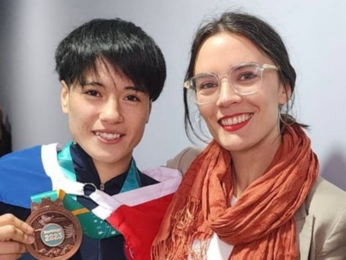 Ministra Vallejo tras entregarle la presea de bronce a la boxeadora Denisse Bravo en Santiago 2023: «No pude evitar salir del protocolo de entrega de medallas»