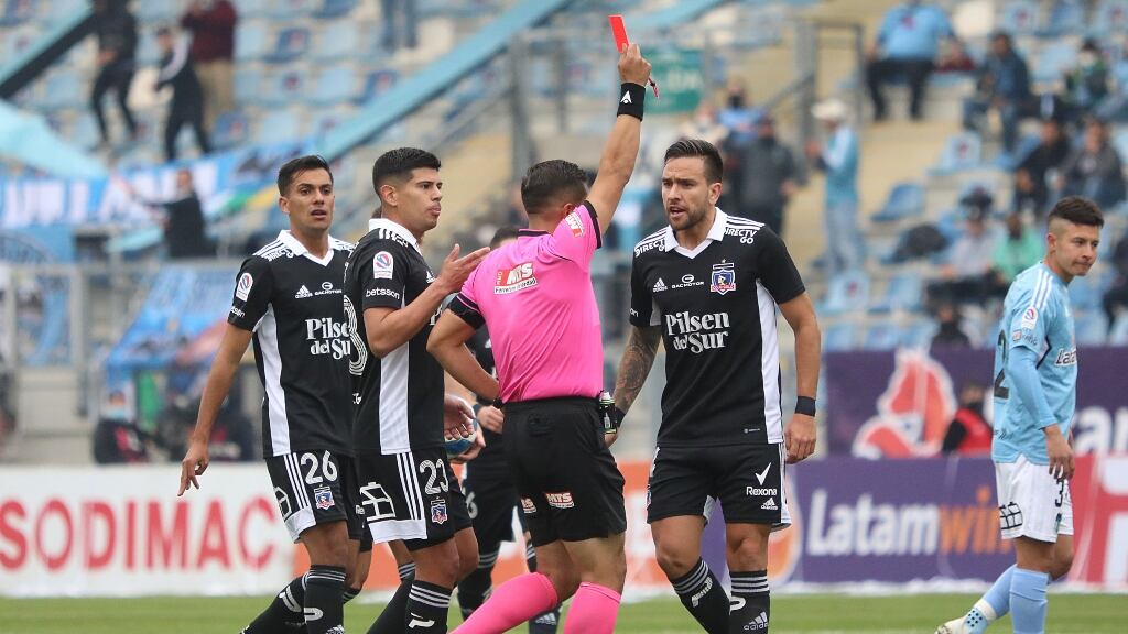 La reacción del VAR ante la agresión de Gabriel Costa en el empate ante O'Higgins: "Le tiró un combo hacia atrás"