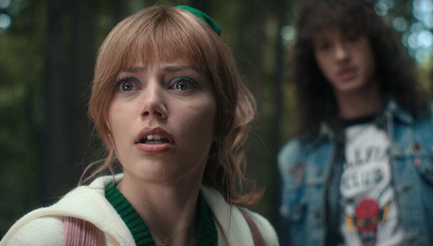 Grace Van Dien como Chrissy Cunningham.