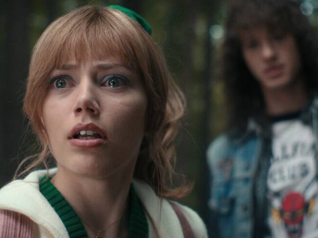 Grace Van Dien como Chrissy Cunningham.