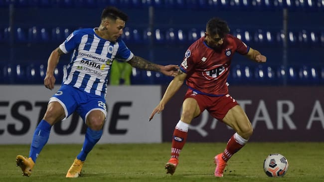 Paraguay's 12 de Octubre Víctor Ayala (L) and Chile's Huachipato Argentine Walter Mazzantti vie for the ball during the Copa Sudamericana football tournament group stage match at the Luis Alfonso Giagni stadium in Villa Elisa, Paraguay, on May 12, 2021. (Photo by NORBERTO DUARTE / AFP) (Photo by NORBERTO DUARTE/AFP via Getty Images)