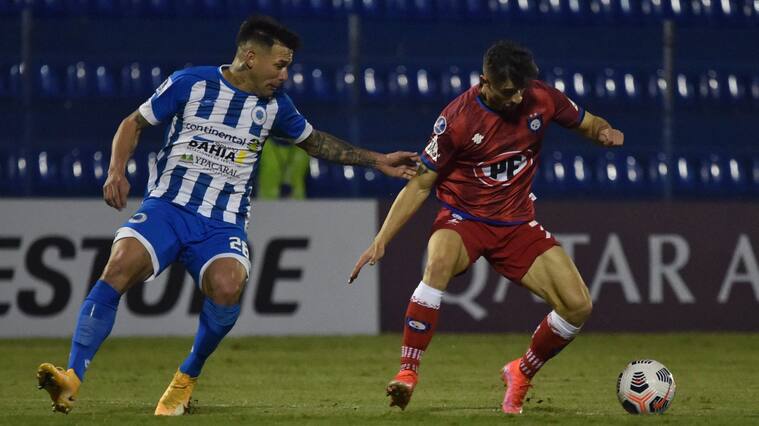 Paraguay's 12 de Octubre Víctor Ayala (L) and Chile's Huachipato Argentine Walter Mazzantti vie for the ball during the Copa Sudamericana football tournament group stage match at the Luis Alfonso Giagni stadium in Villa Elisa, Paraguay, on May 12, 2021. (Photo by NORBERTO DUARTE / AFP) (Photo by NORBERTO DUARTE/AFP via Getty Images)