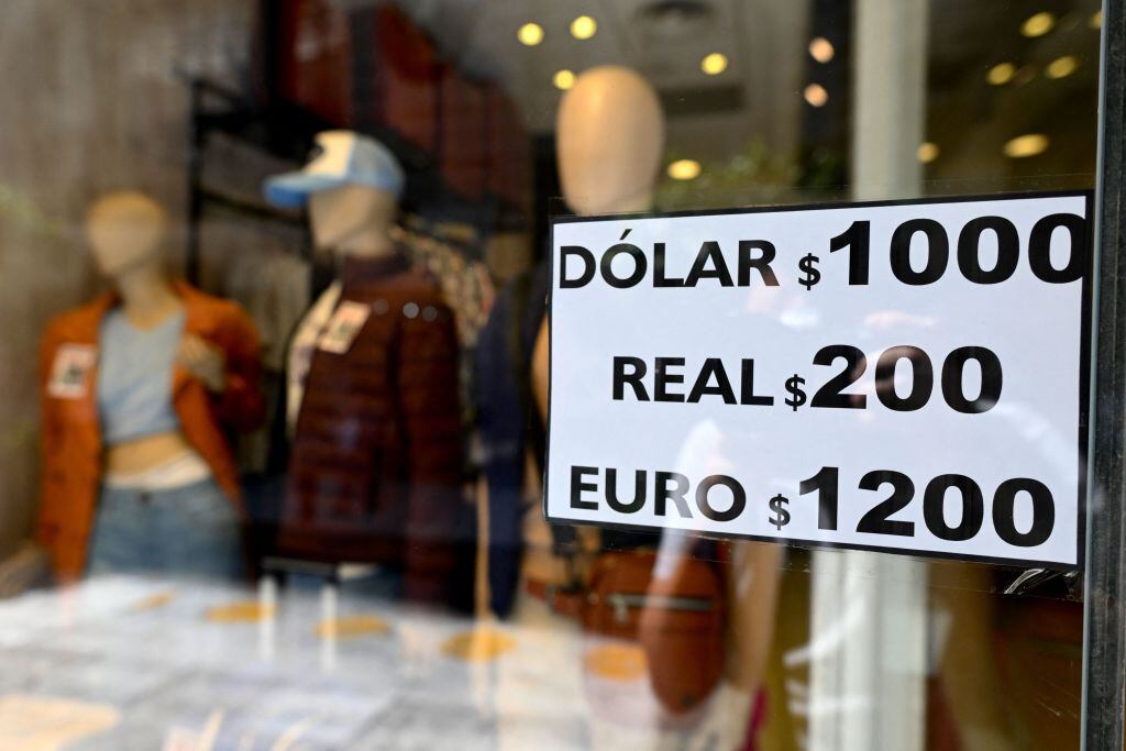 Tienda muestra el cambio para otras monedas en Argentina