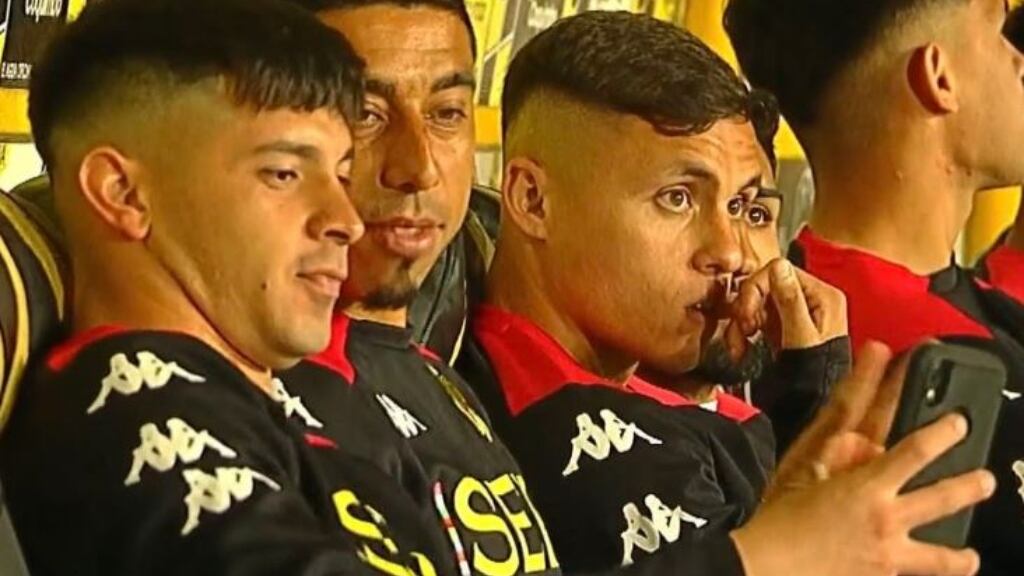 "Es inadmisible": históricos critican a jugadores de Unión Española por usar el celular durante el partido ante Coquimbo