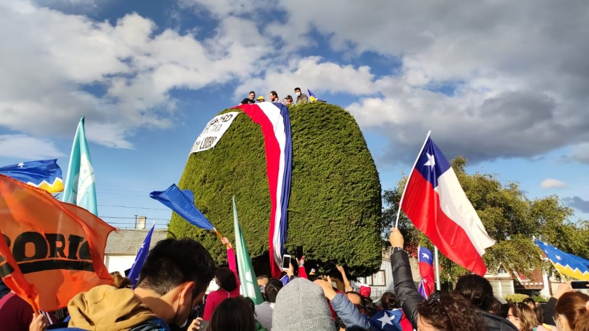 Punta Arenas festeja sobre el árbol de Boric: ahora luce una banda presidencial