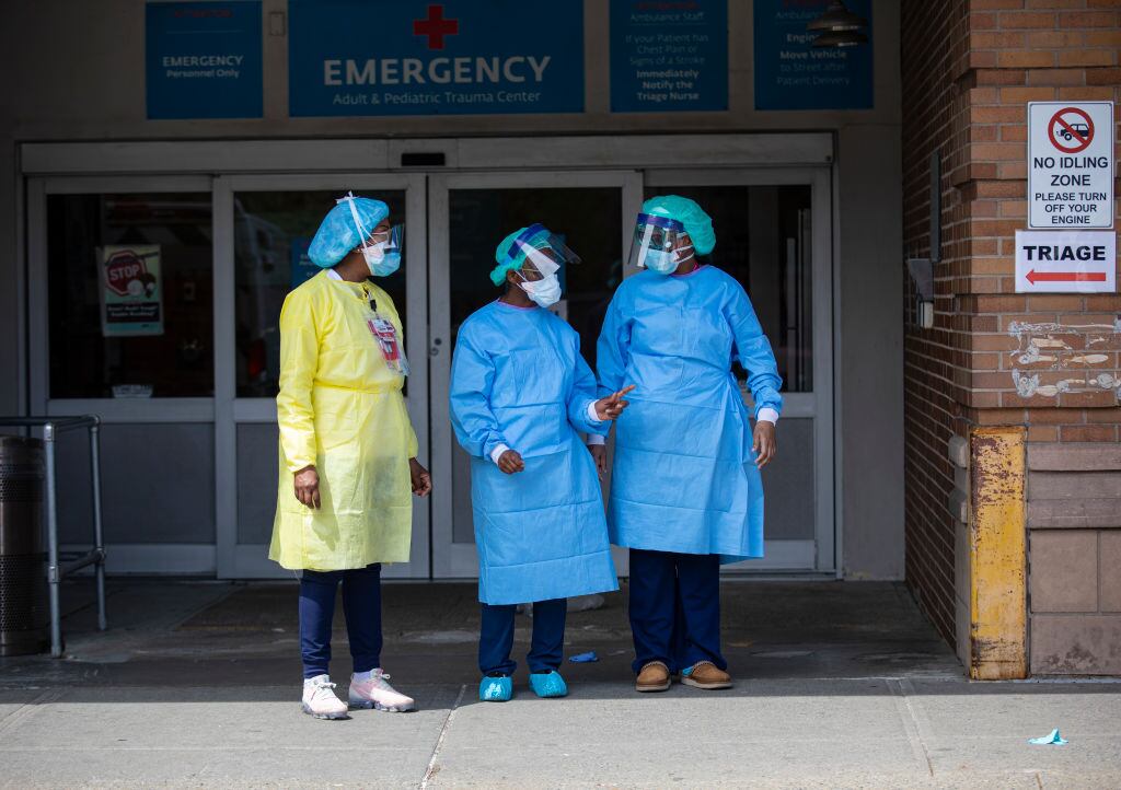 Doctoras esperan la llegada de pacientes en el Maimonides Medical Center de Nueva York