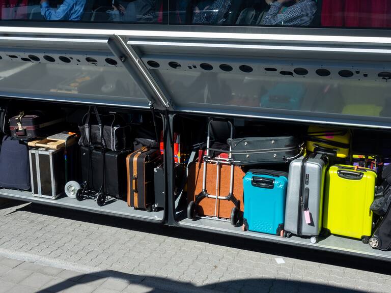 Escondió una niña en una maleta y la puso en el portaequipaje de un bus: mujer es detenida por negligencia infantil