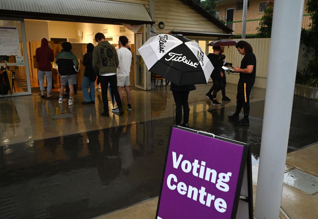 Un centro de votación en las elecciones federales australianas en Brisbane
