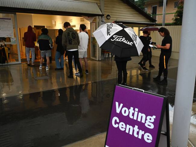 Un centro de votación en las elecciones federales australianas en Brisbane