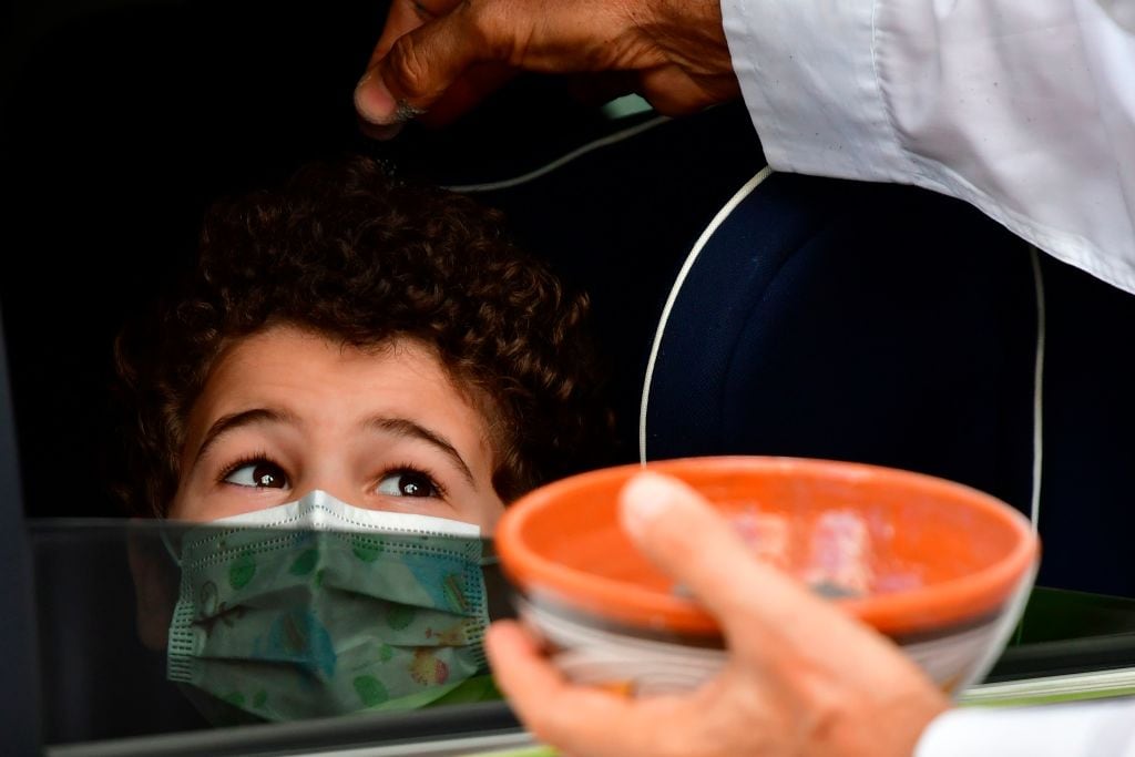 Un religioso lanza cenizas a un niño en Panamá