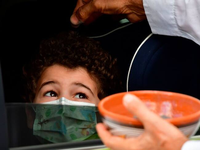 Un religioso lanza cenizas a un niño en Panamá