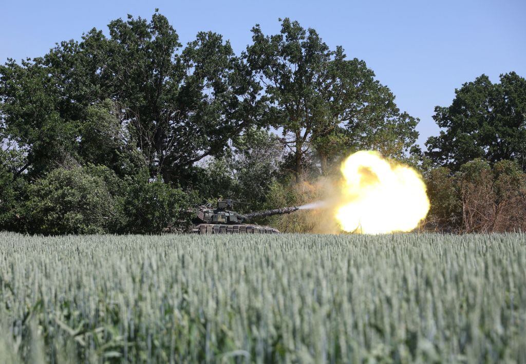 Tanque del ejército de Ucrania dispara en los alrededores de Soledar