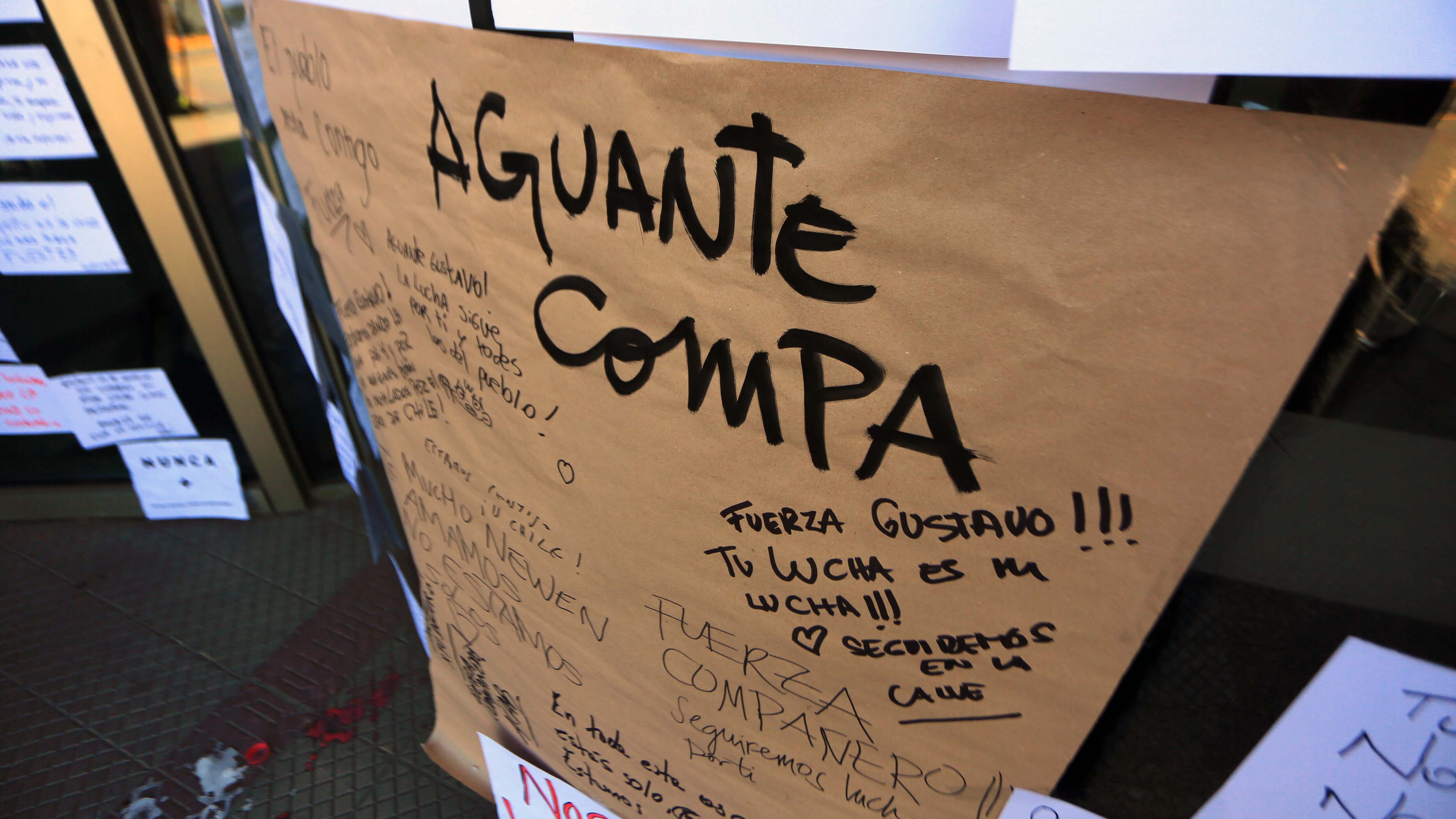 10 de Noviembre del 2019/SANTIAGO
Mensajes en apoyo a Gustavo Gatica, quien perdió uno de sus ojos y tiene severos daños en el otro a manos de Carabineros

Fotos: Jose Francisco Zuñiga/ Agencia Uno