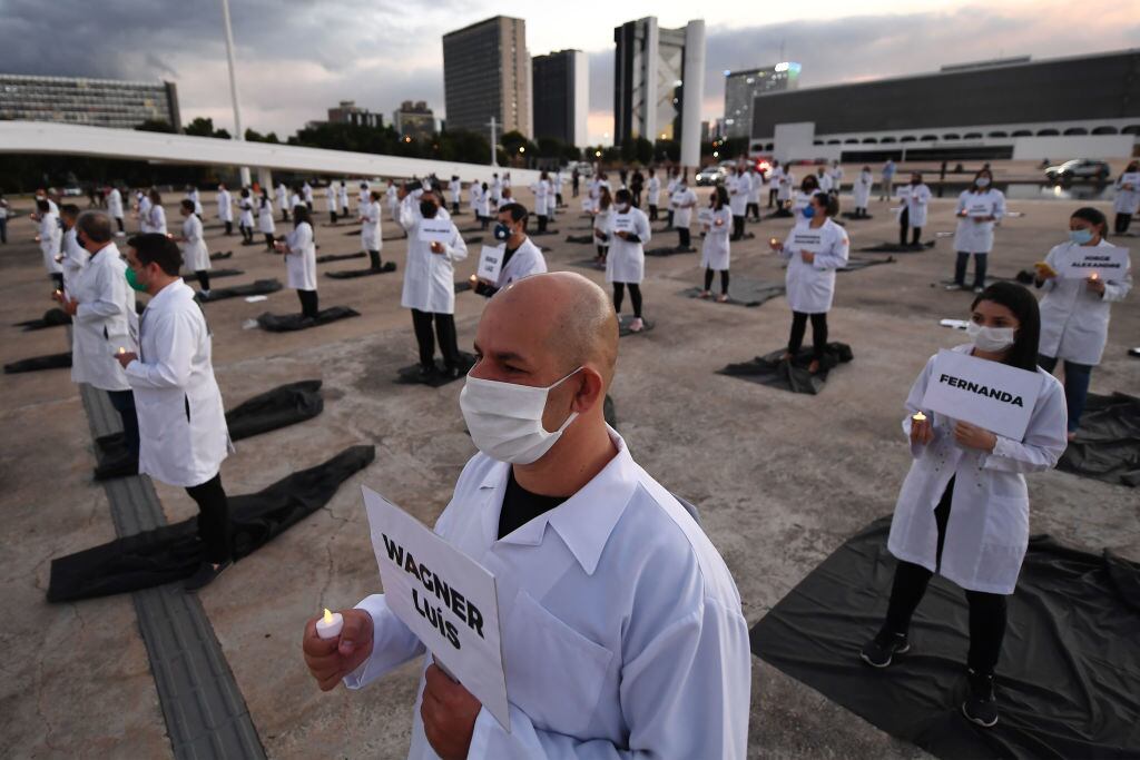 Enfermeros protestan ante el Palacio Do Planalto en Brasilia