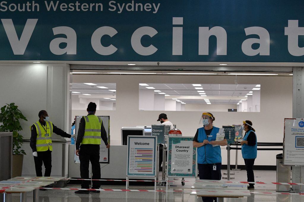 Trabajadores de la salud reabren el centro de vacunación en Sidney