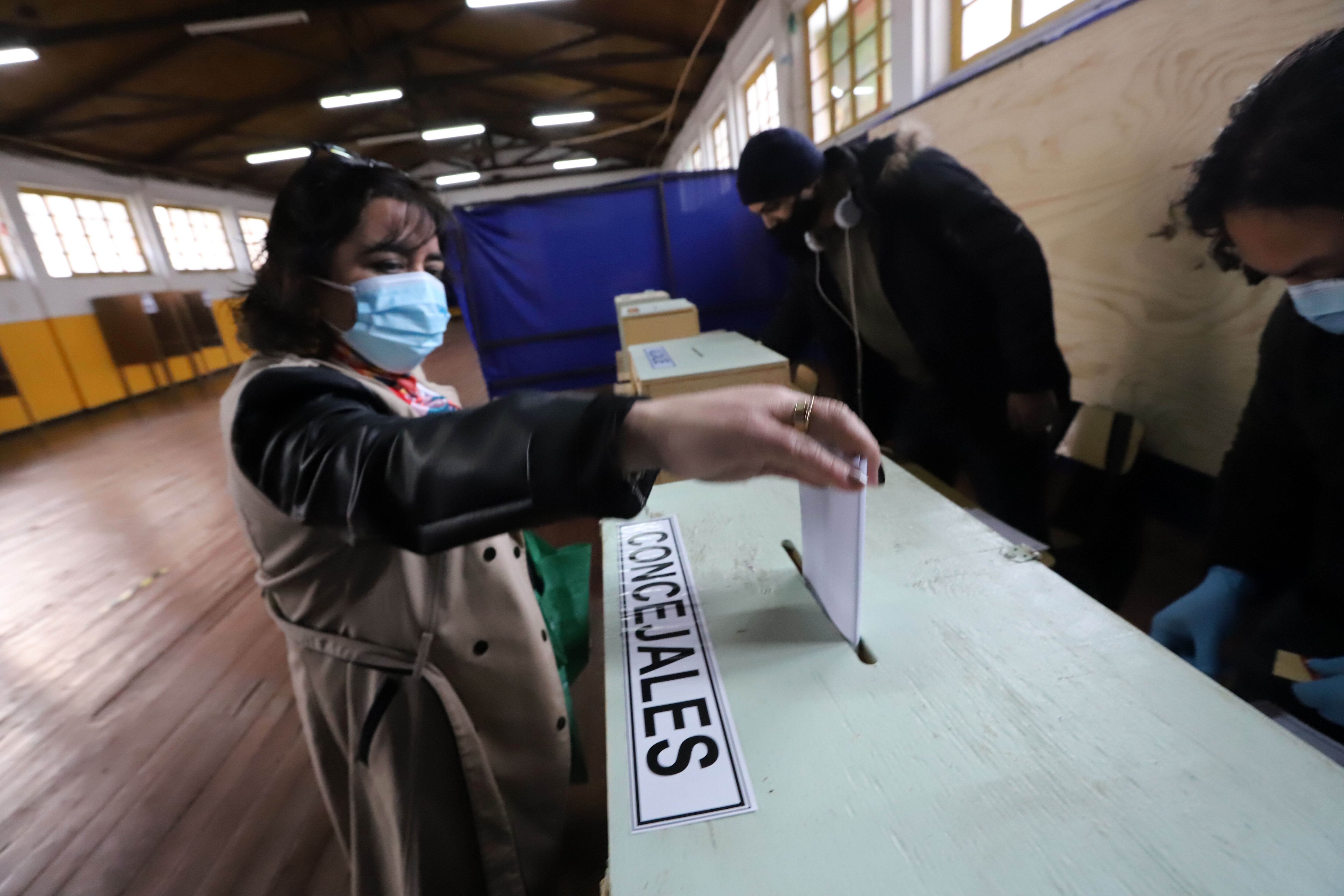 15 DE MAYO 2021 / SAN ANTONIO Personas llegan a votar al colegioPresidente  Pedro Aguirre Cerda durante las elecciones que se realizan en la ciudad. FOTO SÓCRATES ORELLANA/ AGENCIA UNO.