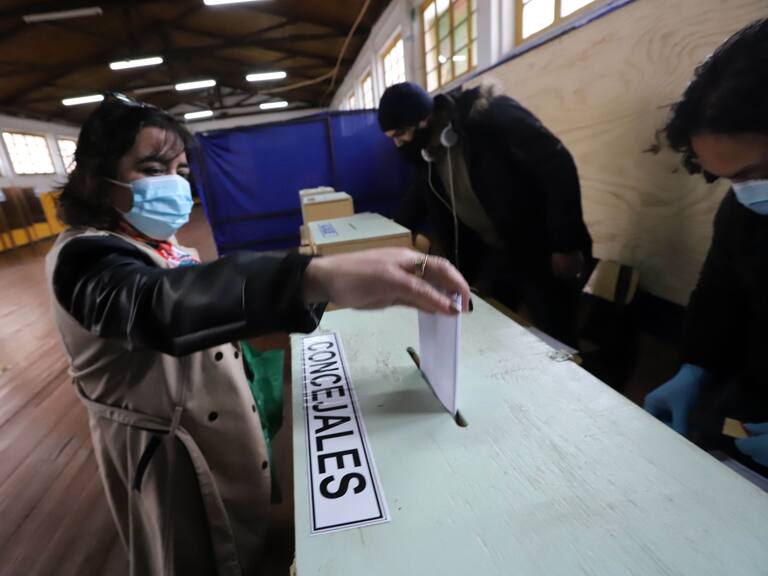 15 DE MAYO 2021 / SAN ANTONIO Personas llegan a votar al colegioPresidente Pedro Aguirre Cerda durante las elecciones que se realizan en la ciudad. FOTO SÓCRATES ORELLANA/ AGENCIA UNO.