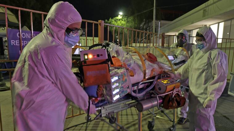 18 de Abril de 2021 / IQUIQUETres pacientes graves por Covid-19, internados en la UCI del Hospital de Iquique, fueron trasladados a Santiago por medio de aviones particulares, debido al desperfecto que sufrió minutos antes del vuelo el avión Hércules de la FACH.
FOTO: CRISTIAN VIVERO BOORNES/AGENCIAUNO