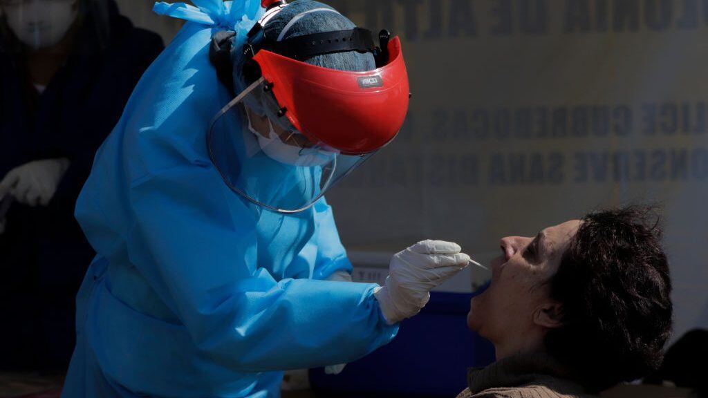 Medical personnel carry out COVID-19 tests at a health kiosk installed outside the Parque de Los Venados metro station, Line 12, Mexico City, after the increase in cases of coronavirus in the capital.
Until last night, the Ministry of Health in Mexico has a record of 1 million 15 thousand 071 accumulated confirmed cases of COVID-19, 99 thousand 056 deaths and 762 thousand 025 recoveries.
(Photo by Gerardo Vieyra/NurPhoto via Getty Images)