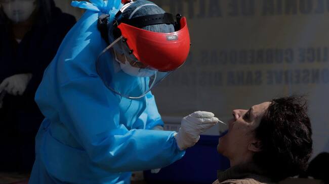 Medical personnel carry out COVID-19 tests at a health kiosk installed outside the Parque de Los Venados metro station, Line 12, Mexico City, after the increase in cases of coronavirus in the capital.
Until last night, the Ministry of Health in Mexico has a record of 1 million 15 thousand 071 accumulated confirmed cases of COVID-19, 99 thousand 056 deaths and 762 thousand 025 recoveries.
(Photo by Gerardo Vieyra/NurPhoto via Getty Images)