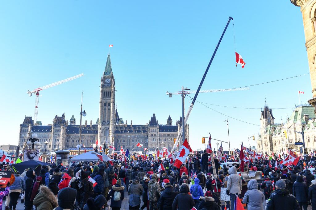 Miles de antivacunas protestan ante el parlamento canadiense en Ottawa