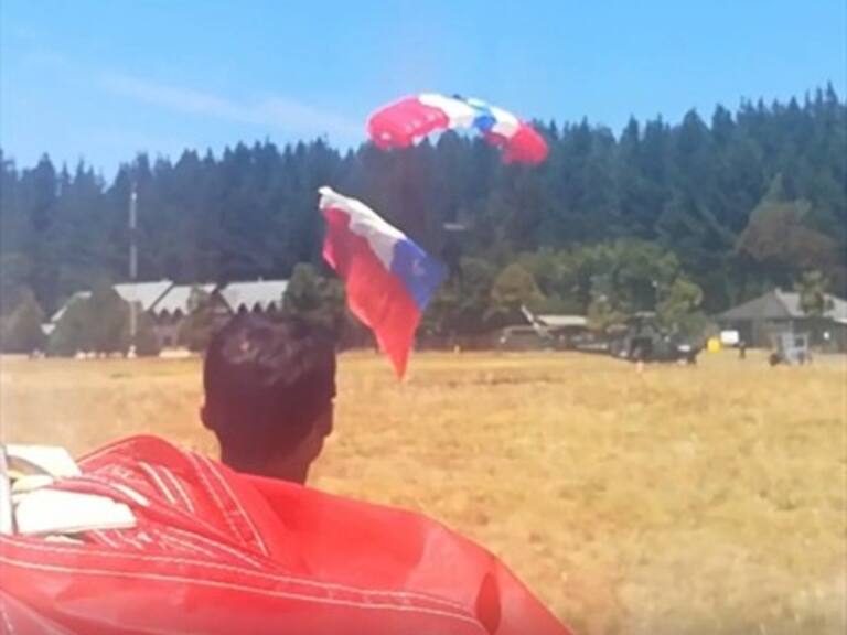 El espectacular saludo de paracaidistas mujeres de la FACh a la Roja