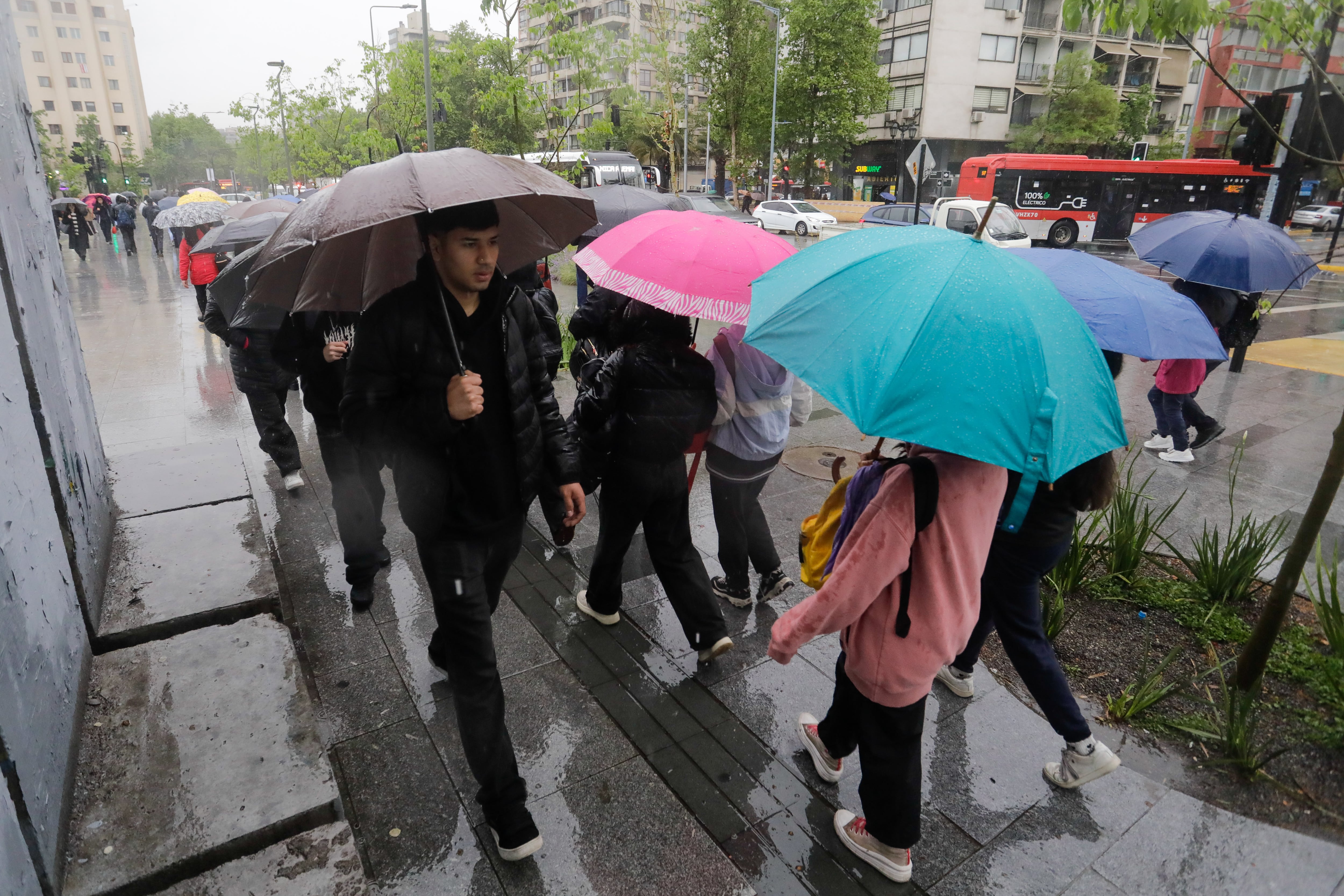 A esta hora será el peak de la lluvia en Santiago hoy martes: se confirman los sectores más afectados