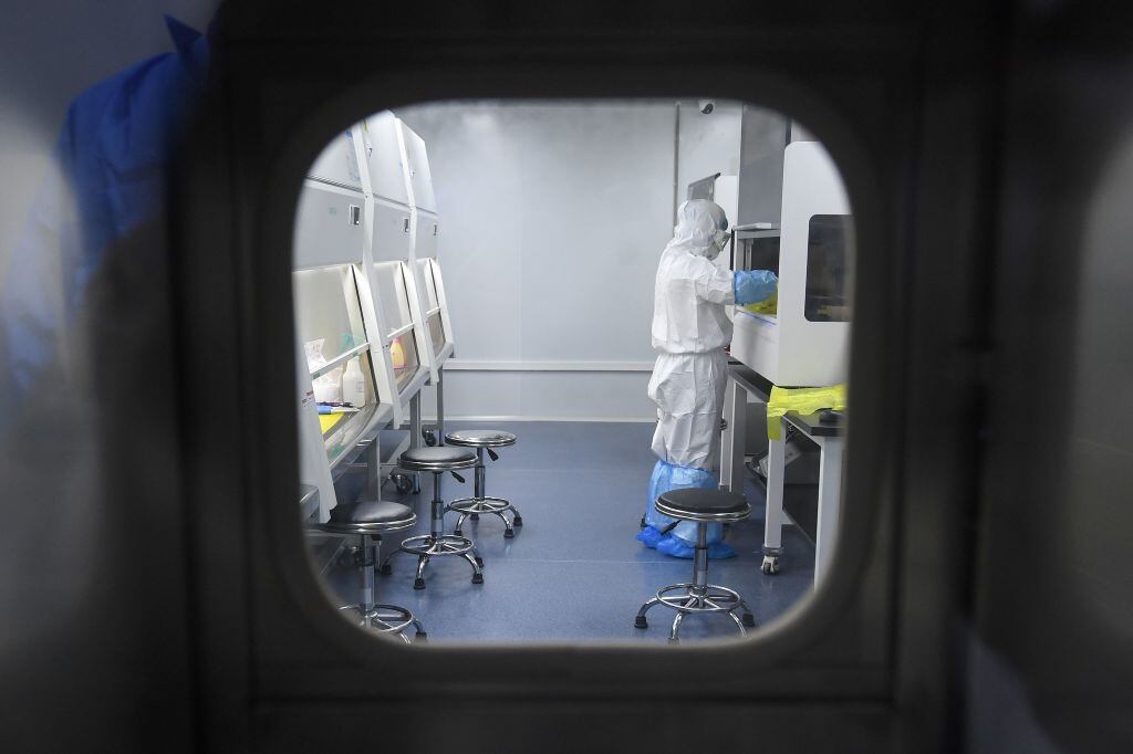 Un técnico de laboratorio trabaja en muestras