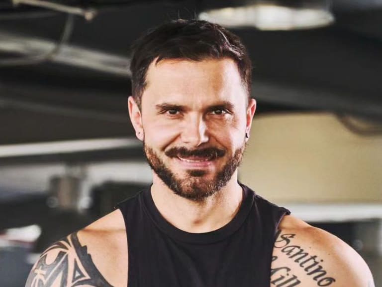 «Quería llegar virgen al matrimonio»: Álvaro Ballero revela que era «súper conservador» antes de ser famoso