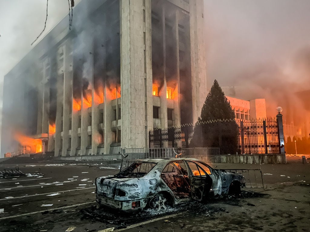 Manifestantes queman las oficinas de la municipalidad de Almaty