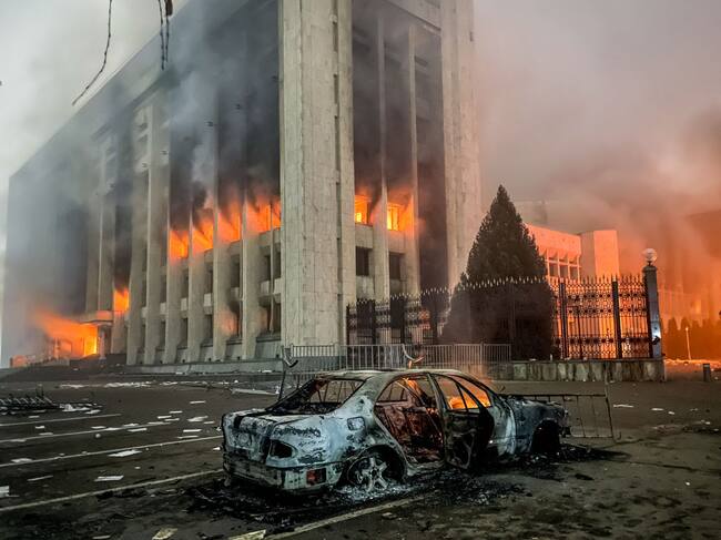 Manifestantes queman las oficinas de la municipalidad de Almaty
