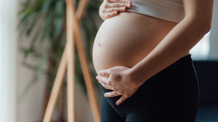 Caída de cabello después del parto: por qué ocurre y cómo manejarla, según especialistas