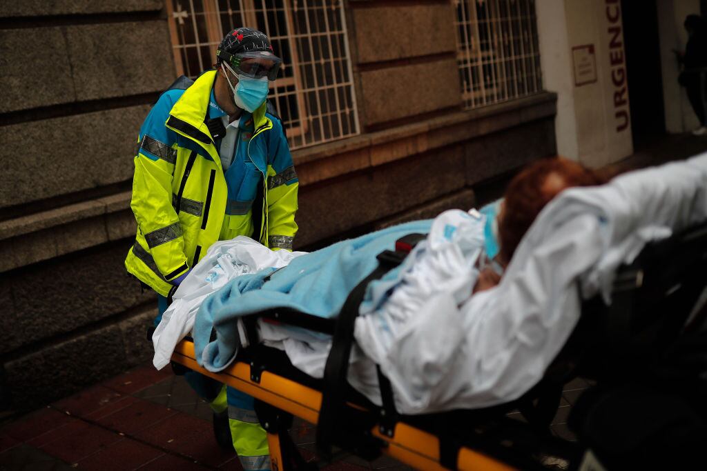 Paramédicos trasladan a un paciente Covid-19 en Madrid