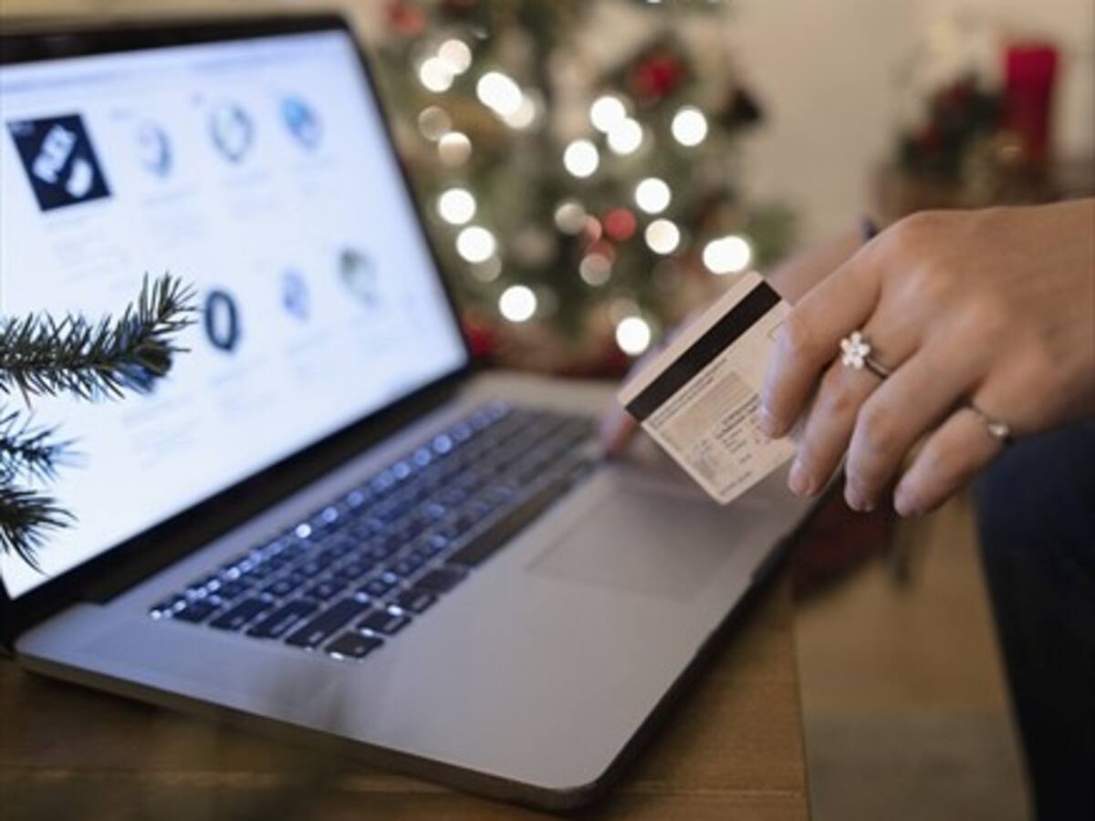 Chilenos compran por internet al menos una vez al mes según estudio
