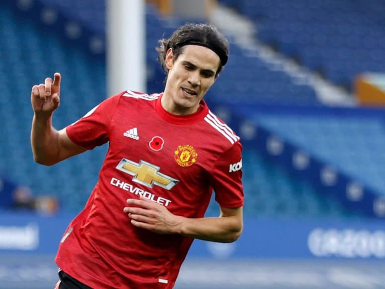 LIVERPOOL, ENGLAND - NOVEMBER 07: Edinson Cavani of Manchester United celebrates after scoring his team&#039;s third goal during the Premier League match between Everton and Manchester United at Goodison Park on November 07, 2020 in Liverpool, England. Sporting stadiums around the UK remain under strict restrictions due to the Coronavirus Pandemic as Government social distancing laws prohibit fans inside venues resulting in games being played behind closed doors. (Photo by Clive Brunskill/Getty Images)