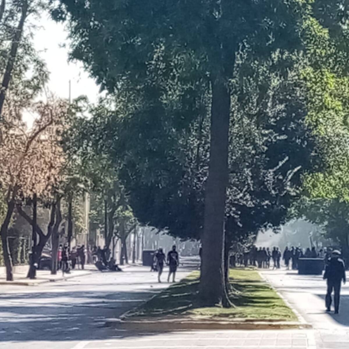 Encapuchados lanzan más de 90 bombas molotov a las afueras del Liceo de Aplicación