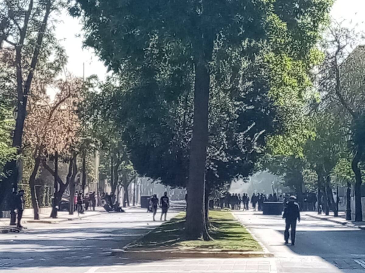Encapuchados lanzan más de 90 bombas molotov a las afueras del Liceo de Aplicación