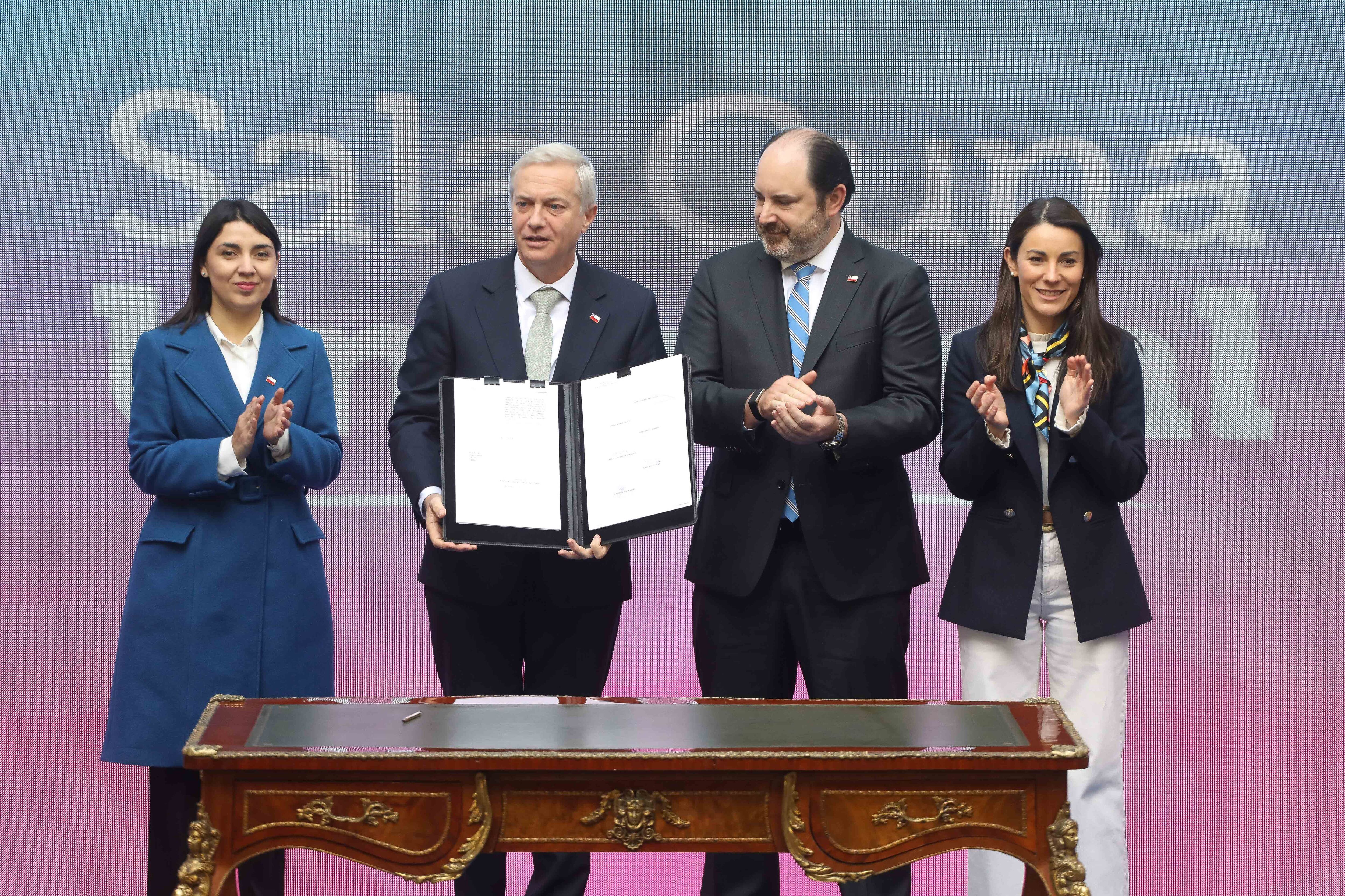 15 de junio de 2026 / SANTIAGO
El Presidente de la República, José Antonio Kast, presenta indicaciones al proyecto de ley sobre Sala Cuna Universal, en compañía de los ministros de Trabajo y Previsión Social, Tomás Rau; de Educación, María Paz Arzola, de Segpres, José García Ruminot, de Desarrollo Social, María Jesús Wulf, y de la Mujer y Equidad de Género, Judit Marín. En la imagen, Jose Antonio Kast, Presidente de la República, junto a Judith Marin Morales, Ministra de la Mujer y Equidad de Genero, Maria Paz Arzola, Ministra de Educacion, y Tomas Rau, Ministro del Trabajo y Previcion Social, firman el documento.
FOTO: SEBASTIÁN BELTRÁN GAETE /AGENCIAUNO