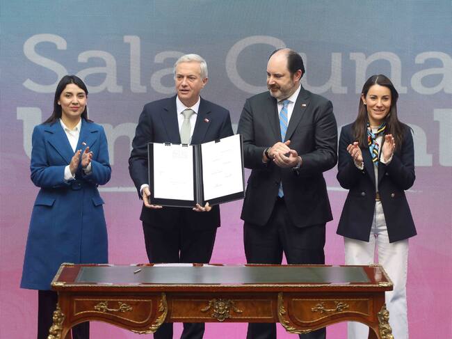 15 de junio de 2026 / SANTIAGO
El Presidente de la República, José Antonio Kast, presenta indicaciones al proyecto de ley sobre Sala Cuna Universal, en compañía de los ministros de Trabajo y Previsión Social, Tomás Rau; de Educación, María Paz Arzola, de Segpres, José García Ruminot, de Desarrollo Social, María Jesús Wulf, y de la Mujer y Equidad de Género, Judit Marín. En la imagen, Jose Antonio Kast, Presidente de la República, junto a Judith Marin Morales, Ministra de la Mujer y Equidad de Genero, Maria Paz Arzola, Ministra de Educacion, y Tomas Rau, Ministro del Trabajo y Previcion Social, firman el documento.
FOTO: SEBASTIÁN BELTRÁN GAETE /AGENCIAUNO